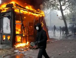 اتساع رقعة الاحتجاجات بفرنسا وسط مواجهات عنيفة وحملة اعتقالات واسعة في صفوف الطلبة
