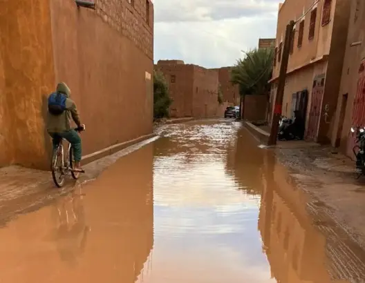 ورزازات.. مياه الأمطار تغرق مسلكا طرقيا حديث الإنجاز بسكورة (صور)