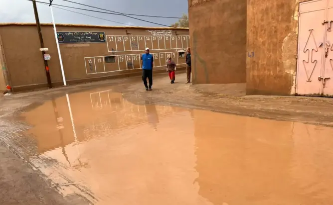 ورزازات.. مياه الأمطار تغرق مسلكا طرقيا حديث الإنجاز بسكورة (صور)