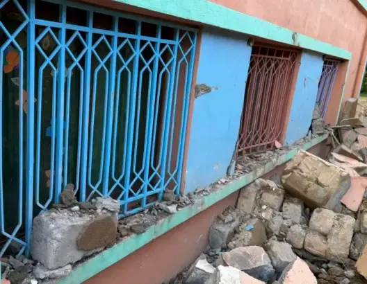 زاكورة.. انهيار جزء من سور مؤسسة تعليمية وتحذيرات من سقوط أجزاء أخرى