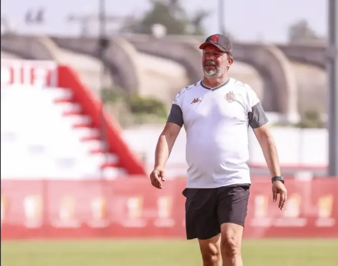 الوداد يتجه لفك الارتباط بمدربه البرتغالي سيرجيو باولو “بريتو”