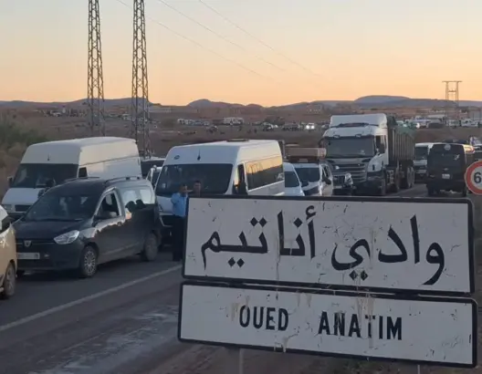 وادي أناتيم يقطع الطريق بين ورزازات وقلعة مكونة ويجبر مرضى ونساء حوامل على العبور وسط المياه  (فيديو)