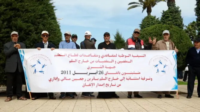 “سنموت كالأشجار واقفين”.. متضررو “خارج السلم” بالتعليم يعودون للشارع وينادون: “الحق لا يسقط بالتقادم”