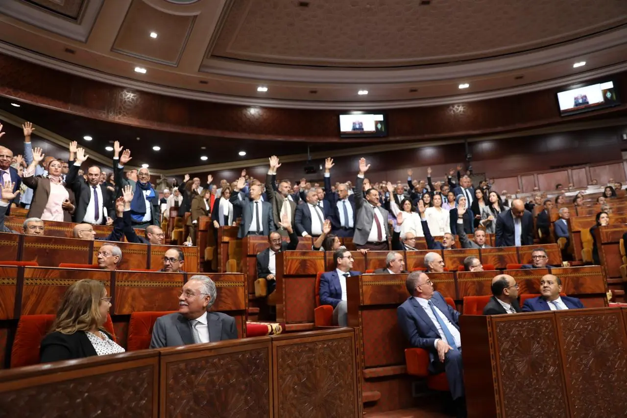 حكومة المنصوري تنال ثقة مجلس النواب وتستكمل مسار تنصيبها الدستوري
