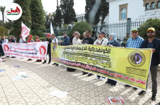 15 سنة من الانتظار.. أساتذة متقاعدون ومزاولون يحتجون بالرباط ضد استمرار تجميد حقهم في الترقية