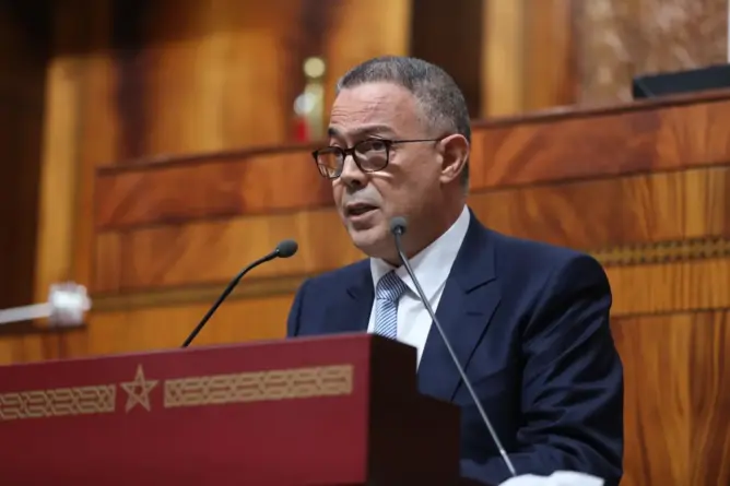 وزير المالية يكشف خطة تعميم الأداء الإلكتروني ويقر بوجود 8.2 ملايين مغربي خارج التغطية الصحية