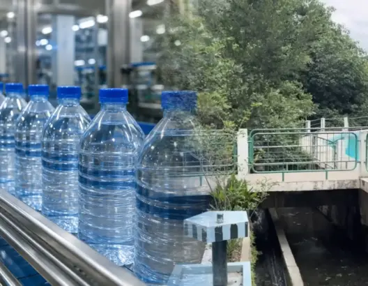 تعليب مياه بوعادل يشعل الجدل.. فعاليات مدنية تتضامن مع الساكنة وتطالب بحماية الحق في الماء