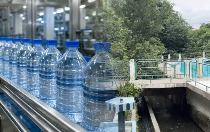 تعليب مياه بوعادل يشعل الجدل.. فعاليات مدنية تتضامن مع الساكنة وتطالب بحماية الحق في الماء