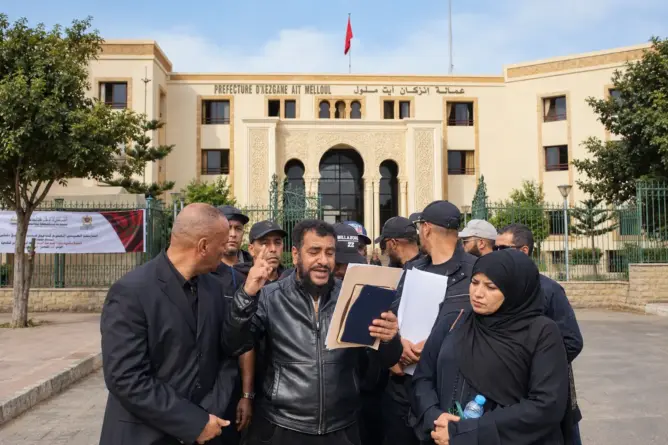 مسيرة إلى الرباط وإضراب عن الطعام.. بائعو الهواتف بإنزكان يصعّدون ضد السلطات