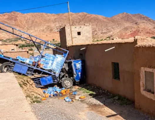 شاحنة لنقل المشروبات تنقلب وتصطدم بمنزل بتوندوت نواحي ورزازات