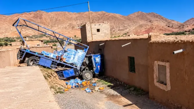 انقلاب شاحنة مشروبات واصطدامها بمنزل بتوندوت نواحي ورزازات