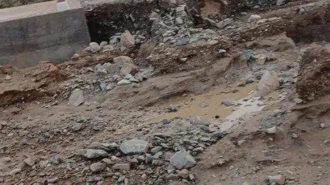طريق متضررة من السيول بدرعة تافيلالت