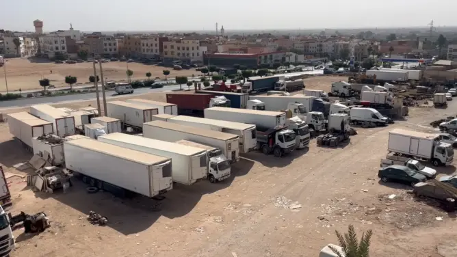 شاحنات وورشات تحول حياة سكان حي بأكادير إلى جحيم.. وحرفيون يتمسكون بأرزاقهم (فيديوهات)