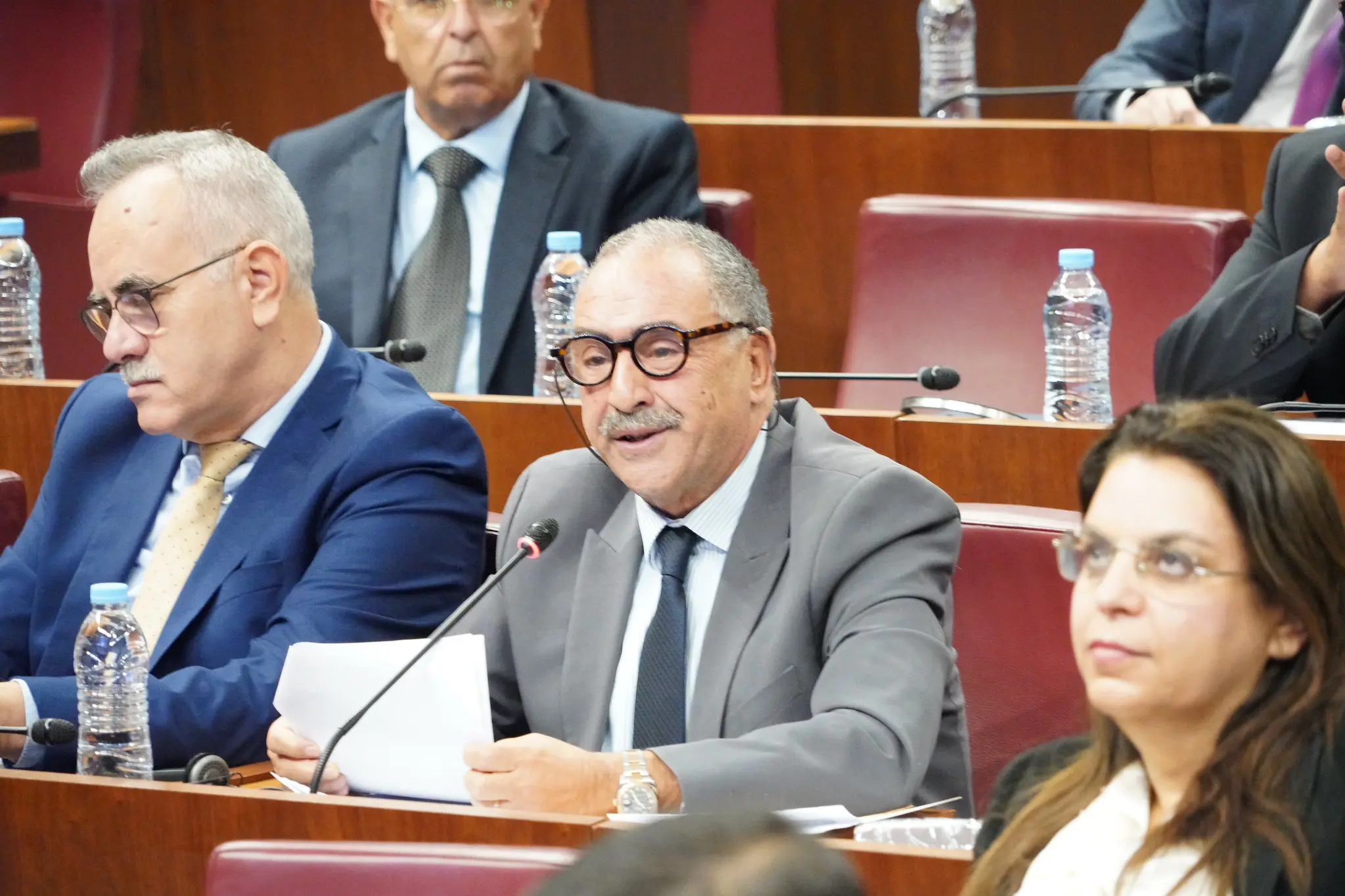برلماني “يفضح” بيروقراطية الإدارة: 48 ألف استثمار متعثر وأسر محرومة من “الما والضو”