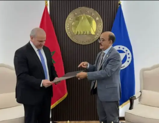 رئيس برلمان أمريكا الوسطى يستهل ولايته بلقاء وفد مغربي ويتلقى دعوة لزيارة المملكة