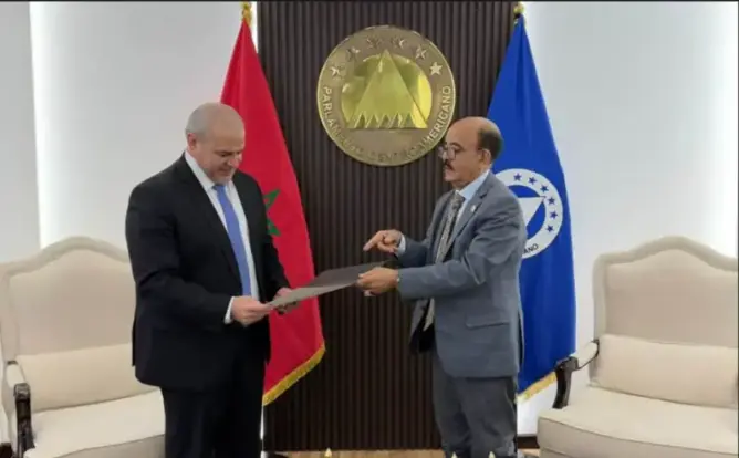 رئيس برلمان أمريكا الوسطى يستهل ولايته بلقاء وفد مغربي ويتلقى دعوة لزيارة المملكة