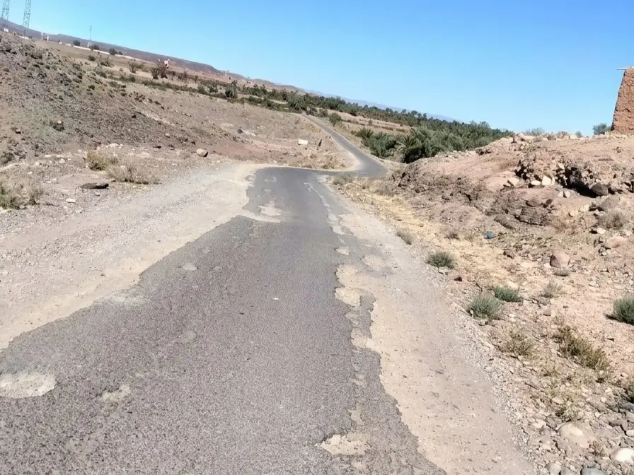 زاكورة.. سنوات من المعاناة مع طريق مهترئة وإنارة غائبة بجماعة بوزروال (صور)