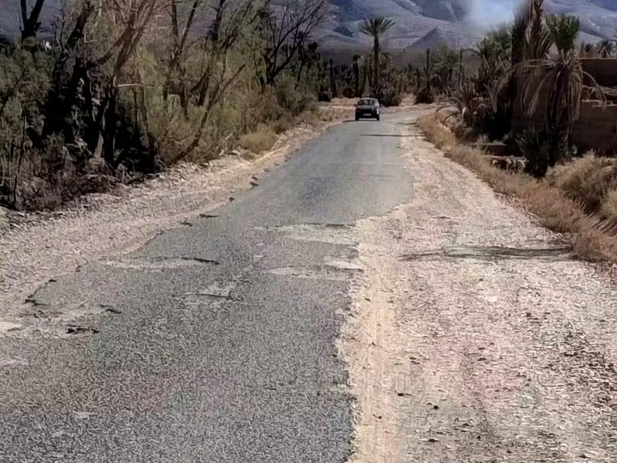 زاكورة.. سنوات من المعاناة مع طريق مهترئة وإنارة غائبة بجماعة بوزروال (صور)