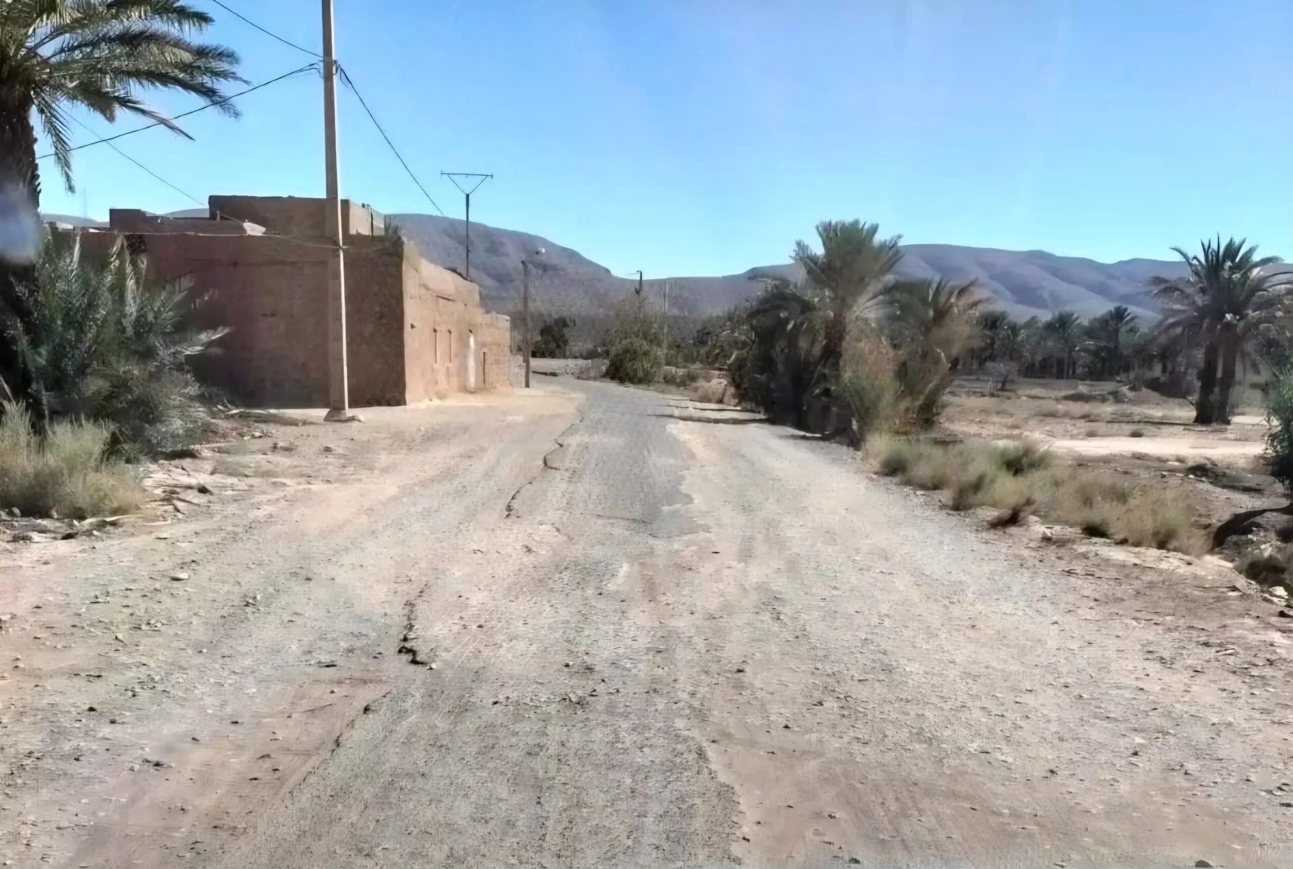 زاكورة.. سنوات من المعاناة مع طريق مهترئة وإنارة غائبة بجماعة بوزروال (صور)