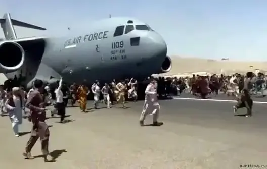 بعد فرارهم من “طالبان”.. ترامب يستعد لترحيل 150 أفغانيا رغم تعاونهم مع الجيش الأمريكي