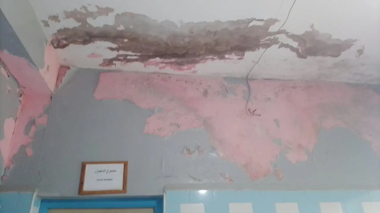 تهالك جدران وسقف المركز الصحي بأوريكة