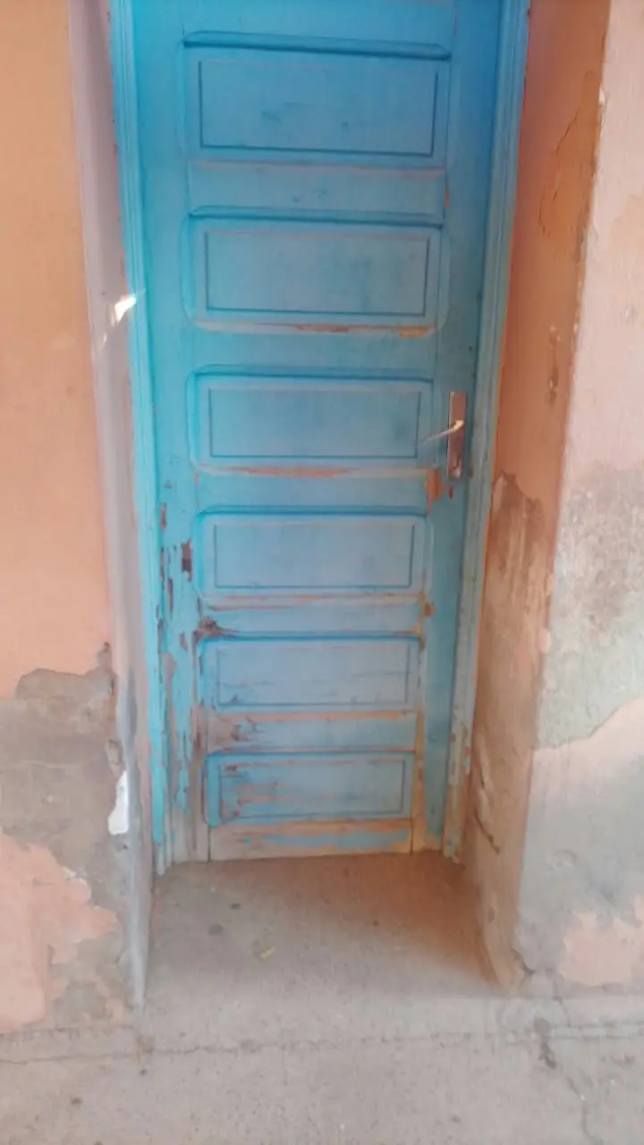 باب متدهور بالمركز الصحي بأوريكة