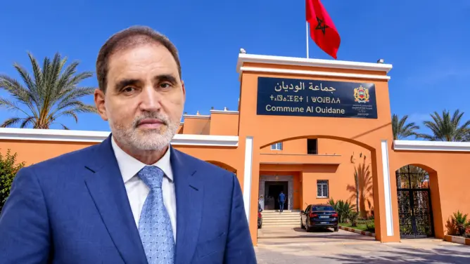 البرلماني السابق رشيد بن الدريوش، وفي الخلفية مقر جماعة الويدان