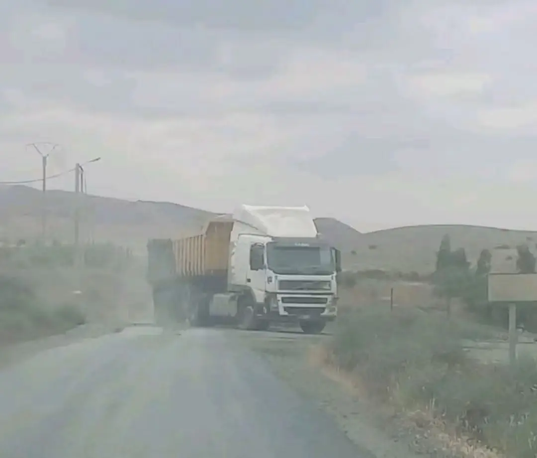 شاحنة ثقيلة على الطريق رقم 2111 بالرحامنة