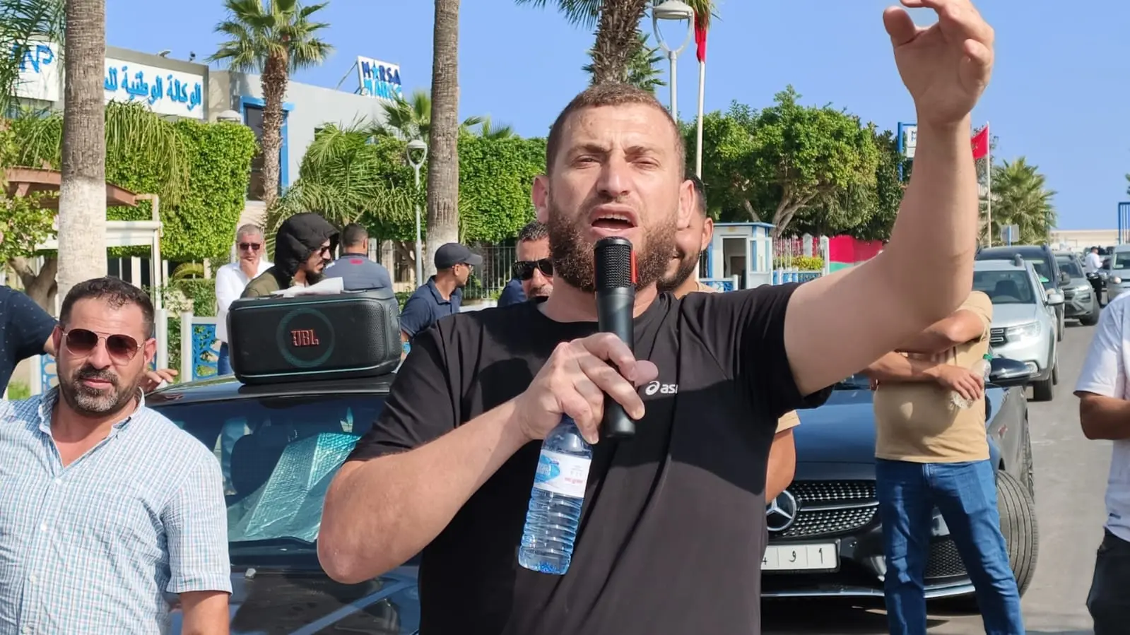 محتج من مهنيي الصيد يخاطب الحشد بمكبر الصوت ببني أنصار