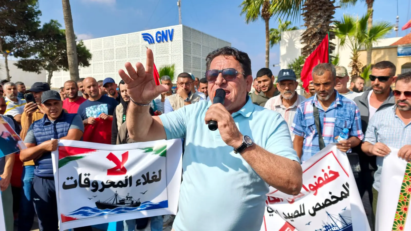 محتج يرفع لافتة لا لغلاء المحروقات ببني أنصار