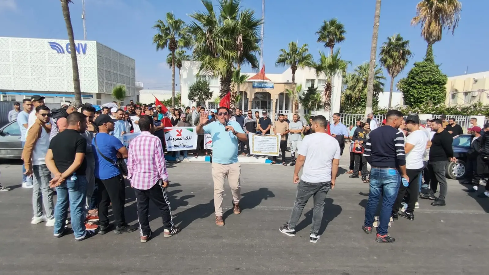 حشد مهنيي الصيد خلال الوقفة الاحتجاجية ببني أنصار