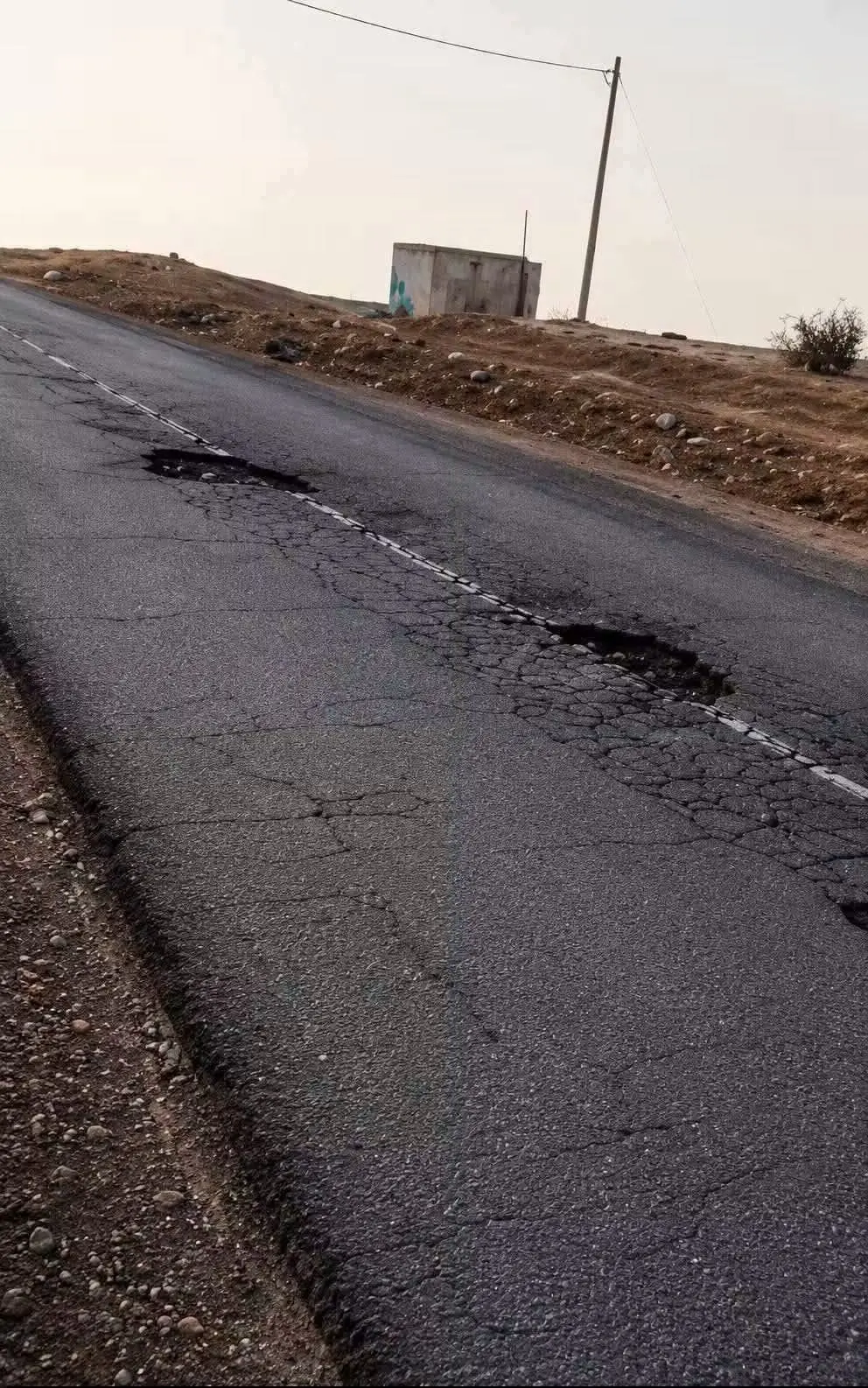 حفر وتشققات الطريق الرابطة بين ابن جرير وبوشان بالرحامنة